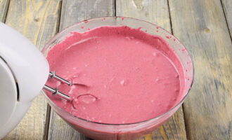 Blanda vispad grädde och mosad blåbärspuré till en slät smet. Blötlägg gelatin i 60 ml. kallt vatten, låt det sedan till flytande tillstånd, som i fallet med krämig mousse. Blanda blåbärsgräddblandningen och upplöst gelatin. 