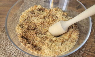 Om aardappelcake volgens het klassieke recept te bereiden, breek eerst de zandkoekkoekjes. Maal het vervolgens met een blender. Je zou fijne kruimels moeten krijgen.