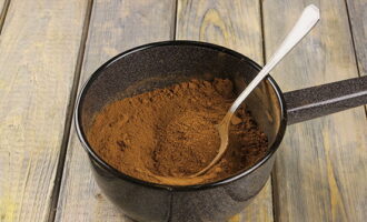 När blåbärsmoussen stelnar börjar vi förbereda spegelglasyren. För att göra detta, häll omedelbart 75 ml gelatin. kallt vatten och låt svälla. Blanda den angivna mängden strösocker och siktat kakaopulver i en kastrull.