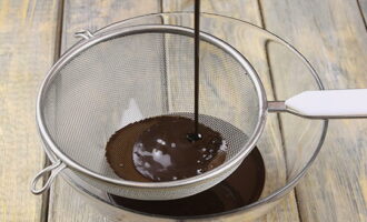Hetta upp det svällda gelatinet, lös det och häll det i chokladglasyren. Blanda blandningen väl och sila den genom en fin sil och låt den sedan svalna något.
