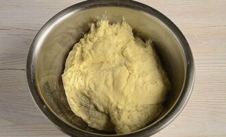 Mas mainam na kunin ang kefir sa refrigerator nang maaga at ihanda ito upang hindi ito nagyeyelo sa oras ng paghahanda. Dahan-dahang ihalo ang halo hanggang sa makuha ang isang homogenous na masa.