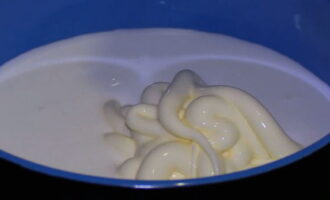 Voeg de benodigde hoeveelheid mayonaise toe aan de kefir. Voeg de benodigde hoeveelheid mayonaise toe aan de kefir.