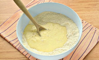 Sikta mjölet separat, tillsätt salt till det och häll sedan ut det återstående vattnet och den beredda jästen. Vispa. Sikta mjölet separat, tillsätt salt till det och häll sedan ut det återstående vattnet och den beredda jästen. Vispa.