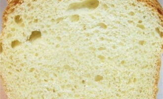 Cum să faci acasă salată Caesar cu creveți? Să pregătim biscuiți din pâine; pentru a face acest lucru, tăiați 4 felii, tăiați crusta aspră și dați viitorilor biscuiți forma de cuburi. Asezam bucatile de paine pe o tava plata, piperam usor blatul si dam la cuptorul incins la 180 de grade pentru 3 minute, apoi le amestecam cu grija cu o spatula si le rumenim inca 2 minute. Se scoate, se toarnă într-o farfurie plată și se lasă să se răcească.