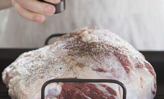 Cuptorul trebuie preincalzit si pune carnea la nivelul superior in programul Grill astfel incat sa fie minim 5 cm intre blat si carne.Se rumeneste pulpa 6-8 minute, se scoate carnea si se rastoarna la cealaltă parte, puneți-o la loc și coaceți pe cealaltă parte.
