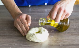 Tạo một lỗ trên cục u và đổ dầu ô liu vào đó.