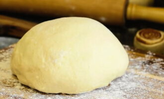 När degen jäst kan den kavlas ut till ett tunt, jämnt lager. Läcker jäst pizzadeg är klar! När degen jäst kan den kavlas ut till ett tunt, jämnt lager. Läcker jäst pizzadeg är klar!