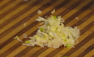 Snijd de voorgepelde knoflook met een fijne rasp. Snijd de voorgepelde knoflook met een fijne rasp.