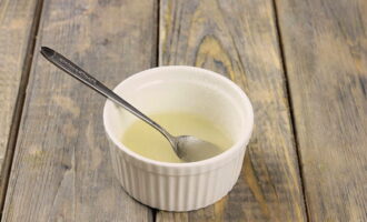 Placera den angivna mängden gelatin i en liten behållare och tillsätt 50 ml kallt vatten. Låt svälla under den tid som anges i bruksanvisningen.