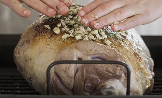 Este necesar să se verifice temperatura cărnii. Scoateți pulpa din cuptor, îndepărtați folia și puneți un termometru alimentar în partea cea mai groasă a cărnii, asigurându-vă că nu atinge osul. La o temperatura de 57°C, mielul este gata; daca temperatura este mai scazuta, il dam la cuptor fara folie pana este complet fiert. Măsurați periodic temperatura cărnii după 20 de minute.