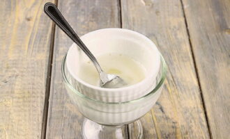 Placera det svällda gelatinet i en behållare med varmt vatten eller i ett vattenbad och bring gelatinet till ett flytande, homogent tillstånd under konstant omrörning. Låt den färdiga vätskan svalna till en varm temperatur.