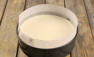 Häll flytande gelatin i färskostblandningen och blanda väl. Häll blandningen på ytan av kexet i formen. Jämna till lagret med en spatel eller baksidan av en sked. Ställ formen i kylen i tre till fyra timmar tills färskostmoussen har stelnat helt.