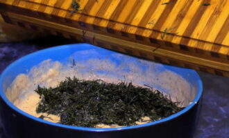 Voeg gehakte dille toe aan het resulterende mengsel en meng. Zet de saus 30 minuten in de koelkast om te laten trekken. Voeg gehakte dille toe aan het resulterende mengsel en meng. Zet de saus 30 minuten in de koelkast om te laten trekken.