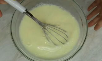 Blanda alla ingredienser med en köksvisp. Det finns ingen anledning att använda en mixer.