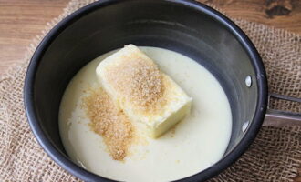 Giet 100 g gecondenseerde melk in een metalen pollepel. boter en bruine suiker. Als dit niet het geval is, kunt u deze vervangen door gewoon wit. We verwarmen de gerechten met voedsel.