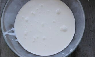 Scoatem crema din frigider chiar înainte de gătit; trebuie să fie rece ca gheața. Se toarnă produsul într-un castron adânc și se începe să bată până se îngroașă. Creștem treptat viteza. Primele vârfuri vor apărea după 4-5 minute de lucru.