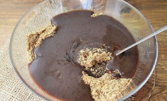 Giet de warme zoete massa in de gemalen koekjes.