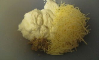 Pentru dressing, amestecați brânza, muștarul și iaurtul, amestecați toate ingredientele.
