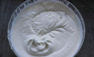 Bateți crema până se înmoaie încă 5 minute la viteză moderată. Cufundam complet telurile in amestec.