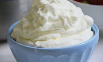 Crema groasa delicata este gata! Îl poți aplica la prăjituri și la alte deserturi.