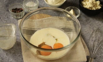 Om Khachapuri met kaas te bereiden, combineer je eerst eieren met kefir. Schud ze tot een gladde massa.