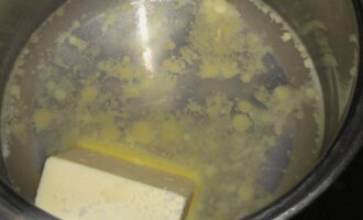 Hoe maak je thuis eclairs volgens een klassiek recept? Giet water in de aangegeven hoeveelheid in een pan of brede pan met een dikke bodem. Doe er boter en een snufje zout in. Zet de gerechten op het vuur en verwarm al roerend tot het water begint te koken en de boter volledig is gesmolten.