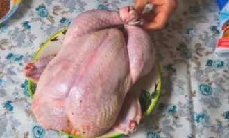 Hur lagar man saltad kyckling i ugnen? Tvätta hela fågeln och torka den med en pappershandduk. Vi knyter benen. Produkten kan också beläggas med en liten mängd kryddor, men det finns inget behov av att tillsätta salt.