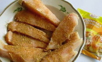 วิธีอบไก่กับผักในเตาอบอย่างโอชะ? ตัดเนื้อไก่เป็นเส้นยาวบาง ๆ ถูให้ทั่วด้วยเกลือและเครื่องเทศ