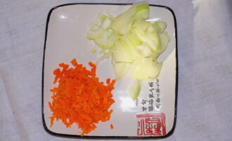 วิธีการปรุงบัควีทกับไก่ในเตาอบ? เราทำความสะอาดผักจากนั้นสับหัวหอมอย่างประณีตแล้วขูดแครอท