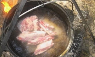 Cum să gătești shurpa de porc după rețeta clasică? Puteți lua orice carne: file sau cu os. Scufundam produsul intr-un ceaun, adaugam sare, adaugam condimente si apa si punem pe foc.