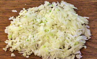 Com cuinar les patates amb carn picada al forn? Peleu la ceba i piqueu-la ben fina. Com cuinar les patates amb carn picada al forn? Peleu la ceba i piqueu-la ben fina.