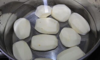 Hoe kook je heerlijke gebakken aardappelen in een koekenpan? Schil en was de aardappelen.
