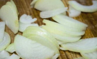 Hoe gebakken aardappelen met champignons in een koekenpan koken? Schil de ui, snij in halve ringen en bak in plantaardige olie. Hoe gebakken aardappelen met champignons in een koekenpan koken? Schil de ui, snij in halve ringen en bak in plantaardige olie.