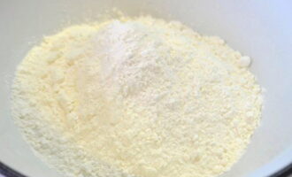 Hur förbereder man utsökt klimpdeg enligt det klassiska receptet? Sikta 3 koppar mjöl i en skål. Tillsätt salt i skålen och rör om.