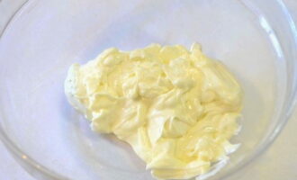 Com fer rotllos de gofres segons la recepta clàssica? La massa requereix mantega que sigui el més suau possible. No es recomana fondre'l fins a un estat líquid: això alterarà la consistència de la massa, cosa que afectarà la textura de les gofres acabades. Val la pena treure la mantega de la nevera amb antelació i deixar que arribi completament a temperatura ambient. Posa la mantega tova en un bol on prepararem la massa.