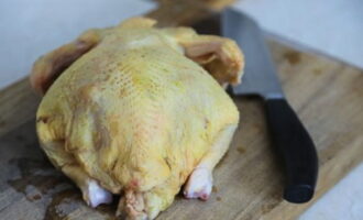 วิธีปรุงไก่บนกระป๋องในเตาอบ? เราล้างนกใต้น้ำให้สะอาดแล้วเช็ดให้แห้งด้วยผ้ากระดาษ แบ่งเป็นชิ้นๆ