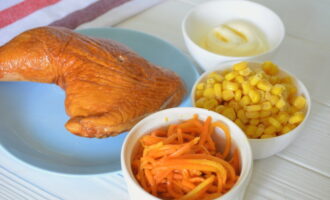 Paano gumawa ng salad na may pinausukang manok at mais? Para sa salad, ang pinausukang fillet o shin meat ay angkop.
