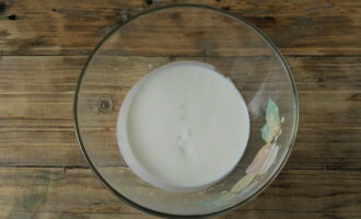 Com preparar la massa de kefir per a pastissos? Escalfeu el kefir a una temperatura de 36 graus. A continuació, afegiu el sucre, la sal, el refresc i el rovell, barregeu-ho bé. Com preparar la massa de kefir per a pastissos? Escalfeu el kefir a una temperatura de 36 graus. A continuació, afegiu el sucre, la sal, el refresc i el rovell, barregeu-ho bé.