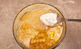 Com cuinar la sopa de pèsols amb carns fumades? Remullar els pèsols en aigua freda durant 30 minuts. Perquè el producte es suavitzi tan ràpidament, s'ha de dissoldre mitja culleradeta de refresc en aigua.