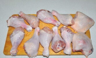 วิธีหุงข้าวกับไก่ในเตาอบ? เราล้างน่องไก่ คุณสามารถใช้ส่วนอื่นของไก่สำหรับอาหารจานนี้ได้ เราเลือกตามรสนิยมของเรา