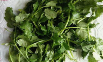 Com preparar una amanida amb mongetes i crostons? Rentar el coriandre, assecar-lo i tallar-lo ben petit amb un ganivet. Com a alternativa, podeu utilitzar julivert. Com preparar una amanida amb mongetes i crostons? Rentar el coriandre, assecar-lo i tallar-lo ben petit amb un ganivet. Com a alternativa, podeu utilitzar julivert.