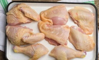เราล้างไก่และแบ่งเป็นชิ้นเล็ก ๆ