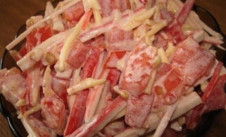 Afegiu la polpa d'all i la maionesa a l'amanida i barregeu-ho. Afegiu pebre negre mòlt i sal al gust. Serviu l'amanida immediatament després de la preparació.