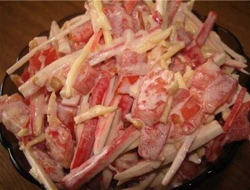Amanida amb bastonets de cranc i tomàquet