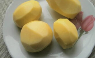 Com cuinar patates fregides a casa? Peleu les patates i esbandiu-les bé amb aigua freda. Com cuinar patates fregides a casa? Peleu les patates i esbandiu-les bé amb aigua freda.