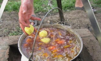 Ara piquem els tomàquets i els pebrots. Simplement peleu les patates. Posar les verdures en un plat.