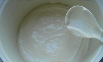 Grasa ang mga panloob na dingding ng mangkok ng multicooker na may mantikilya. Gupitin ang isang bilog mula sa pergamino ayon sa diameter ng ilalim at ilagay ito sa mangkok. Ilagay ang inihandang kuwarta sa itaas.