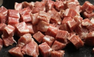 Hoe varkensvlees Lagman thuis koken volgens het klassieke recept? Verdeel het ontdooide vlees in kleine gelijke blokjes.