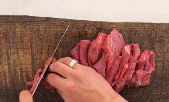 Cum să gătești elemente de bază în stil tătar? Spalam carnea de vita si taiem fasii subtiri. Este important să tăiați carnea împotriva bobului. Se prajesc la ceaun in ulei vegetal.