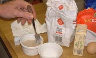 Com fer croissants amb pasta de full? Escalfeu la llet i afegiu-hi llevat sec. Remeneu i deixeu-ho durant 15 minuts.